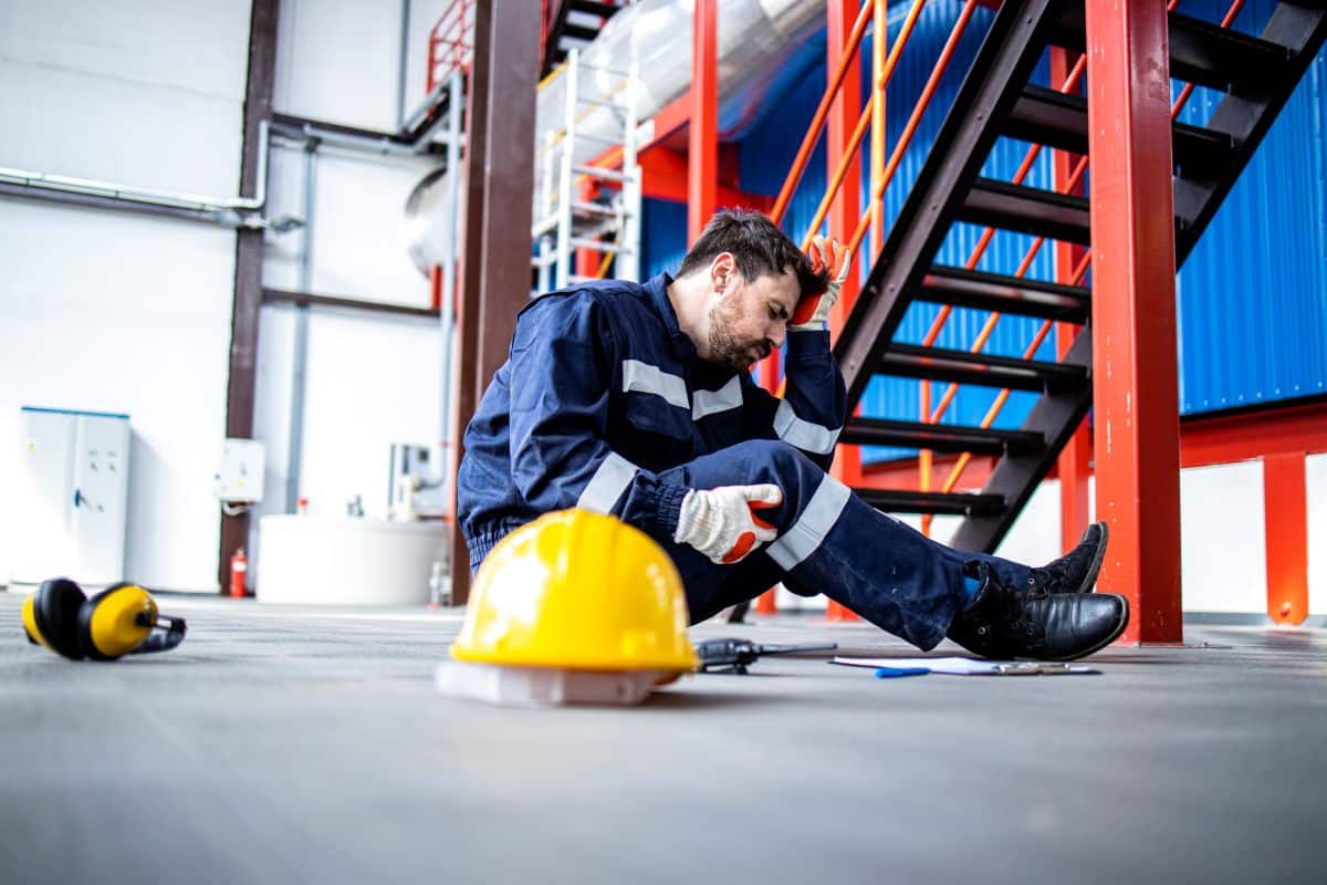 How to Create a Safer Work Environment: Tips to Reduce Accidents How to Create a Safer Work Environment: Tips to Reduce Accidents