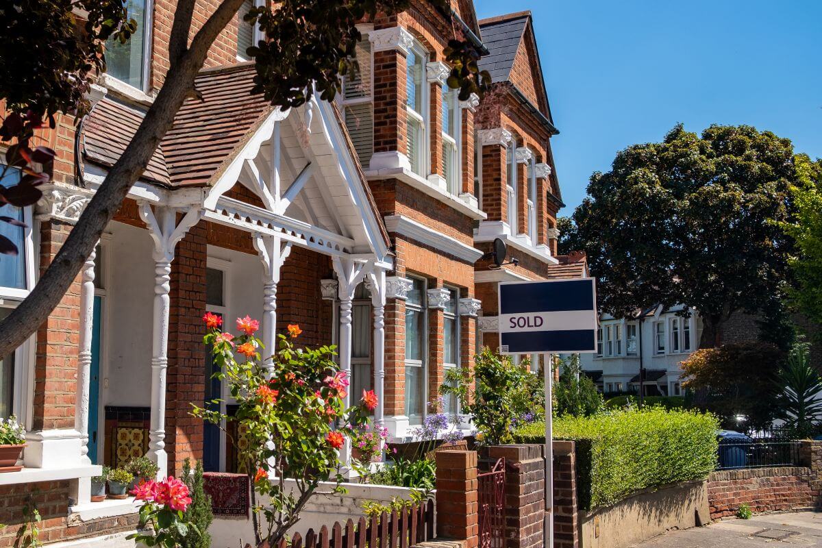 What Happens on Completion Day? A Guide to Finalising Your Property Purchase What Happens on Completion Day? A Guide to Finalising Your Property Purchase